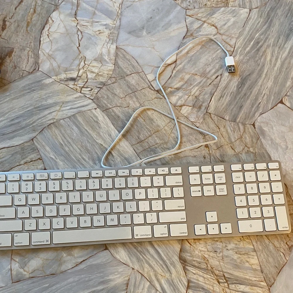Apple‎ Wired Keyboard with Numeric Keypad Silver Aluminum Model A1243 MB110LL/B